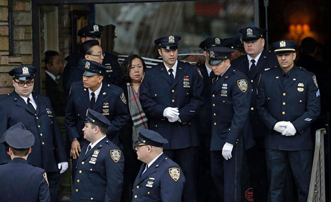 NYC PBA - Relatives weep at slain NYPD Officer Wenjian Liu's wake, NYPD ...